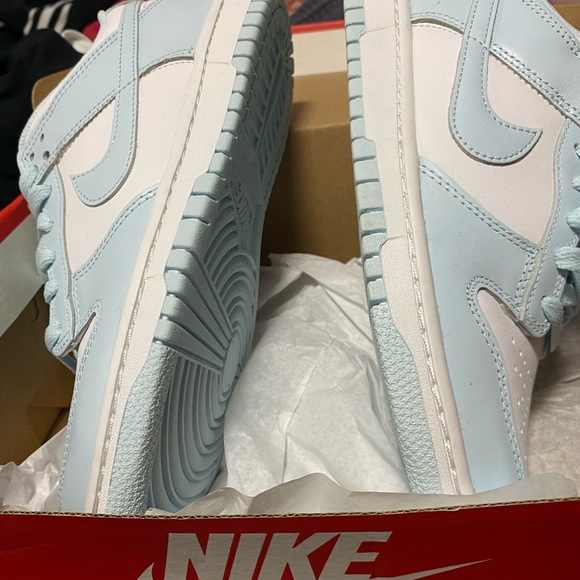 Nike Blue and White Sneakers Low-Top Design - Picture 5 of 14
